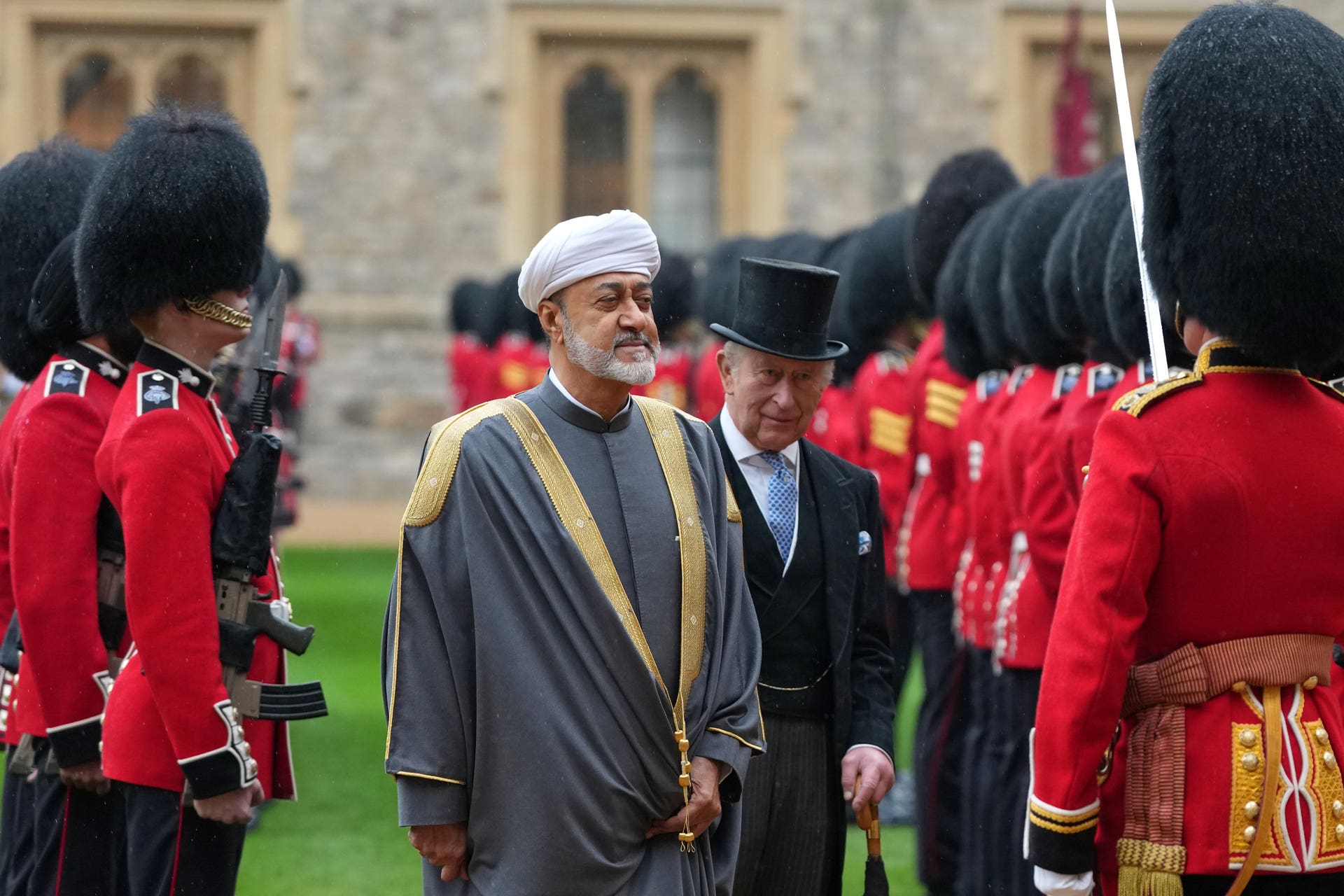 King, Queen, William and Kate welcome Sultan of Oman for state visit ...