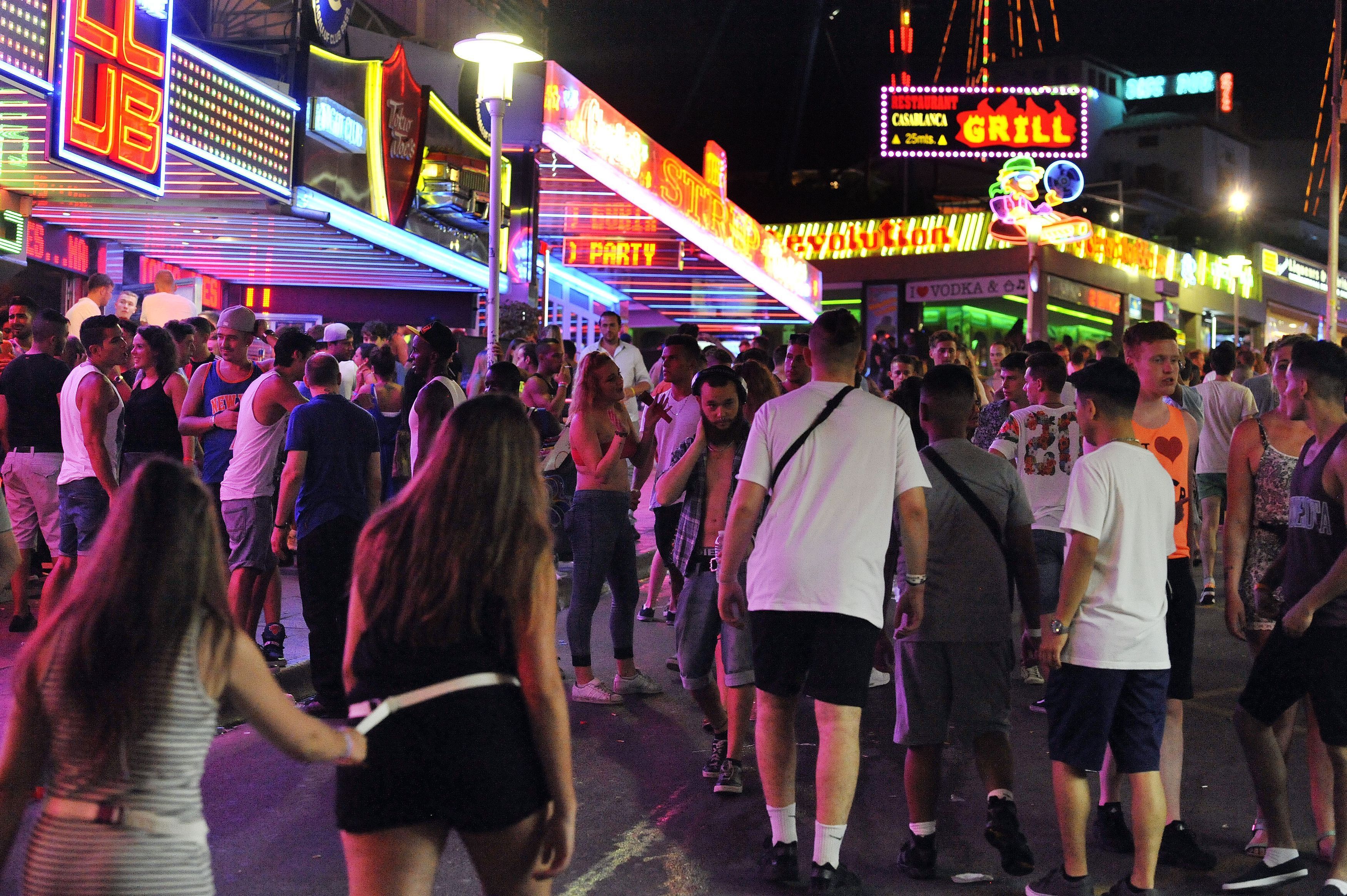 Majorca Will Close Bars And Clubs Popular With Foreign Tourists To Stop The Spread Of Coronavirus Itv News