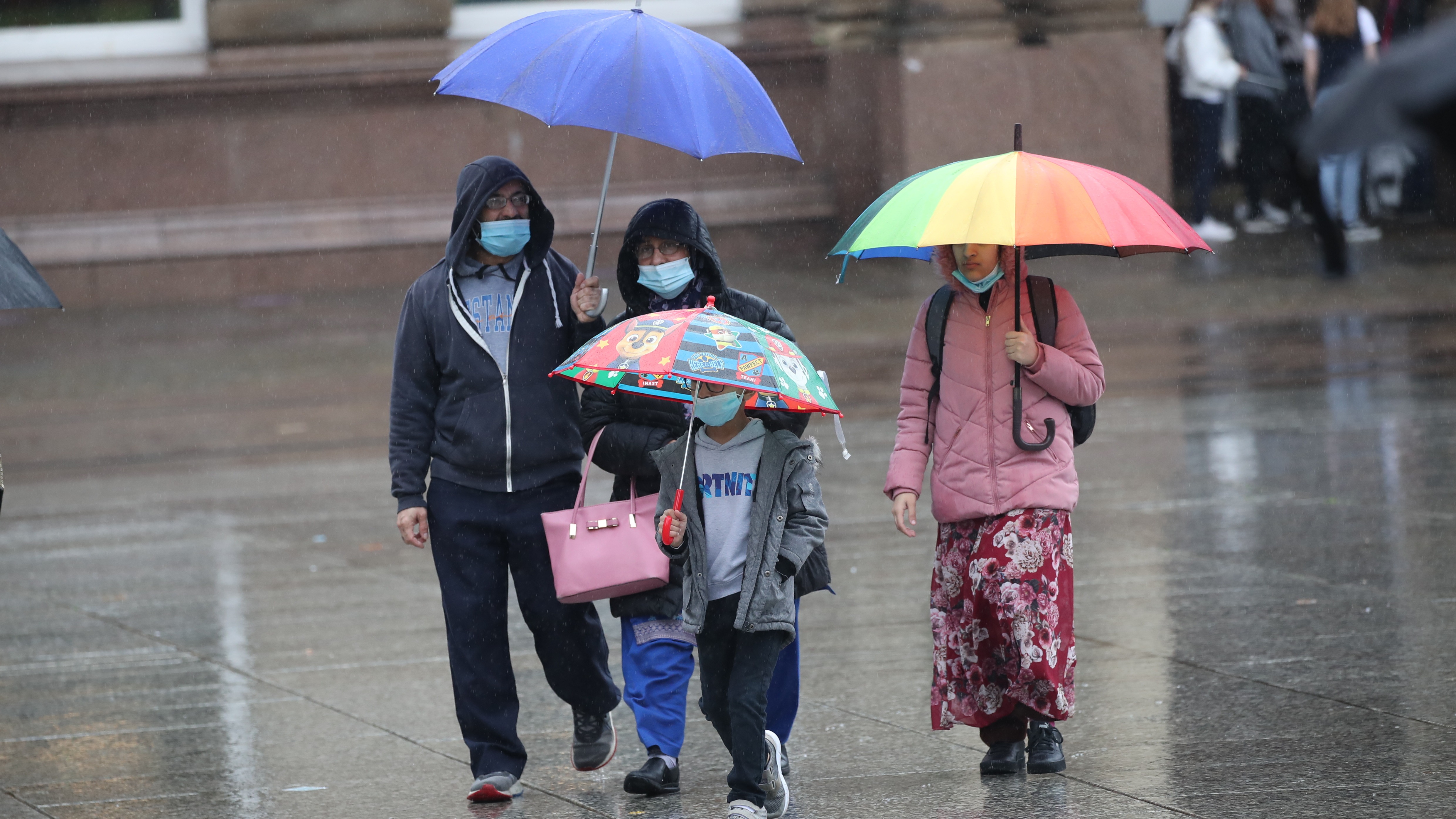 UK weather: Flood and travel warning as heavy rain hits large parts of ...