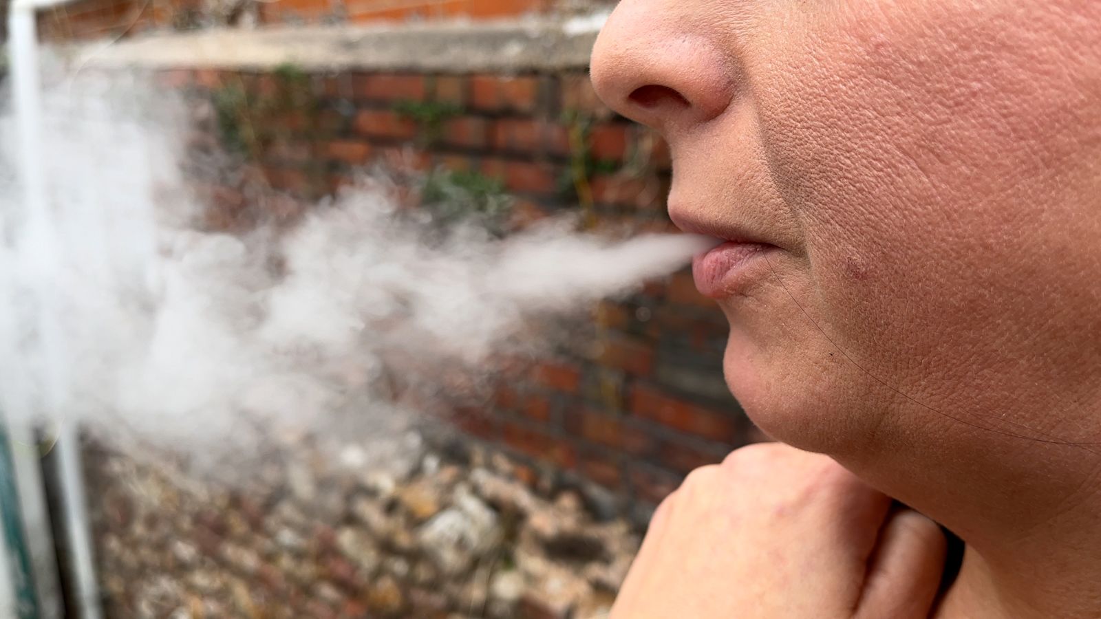 nhs vape starter kit Free vape starter kits to be offered to Bristol smokers on the NHS in  'world first'