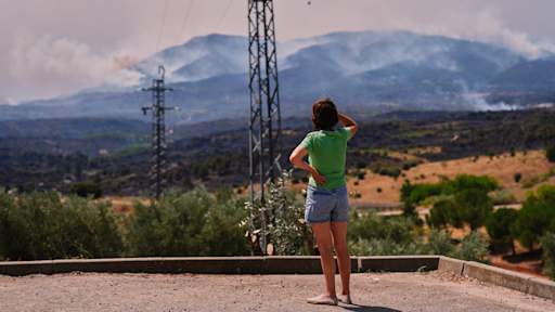 France and Spain race to control wildfires which have forced 250,000 to evacuate