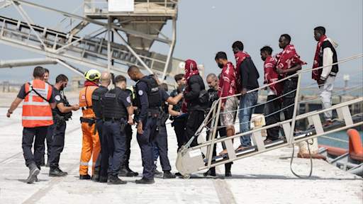 More than 150 migrants rescued after dinghy capsizes in English Channel