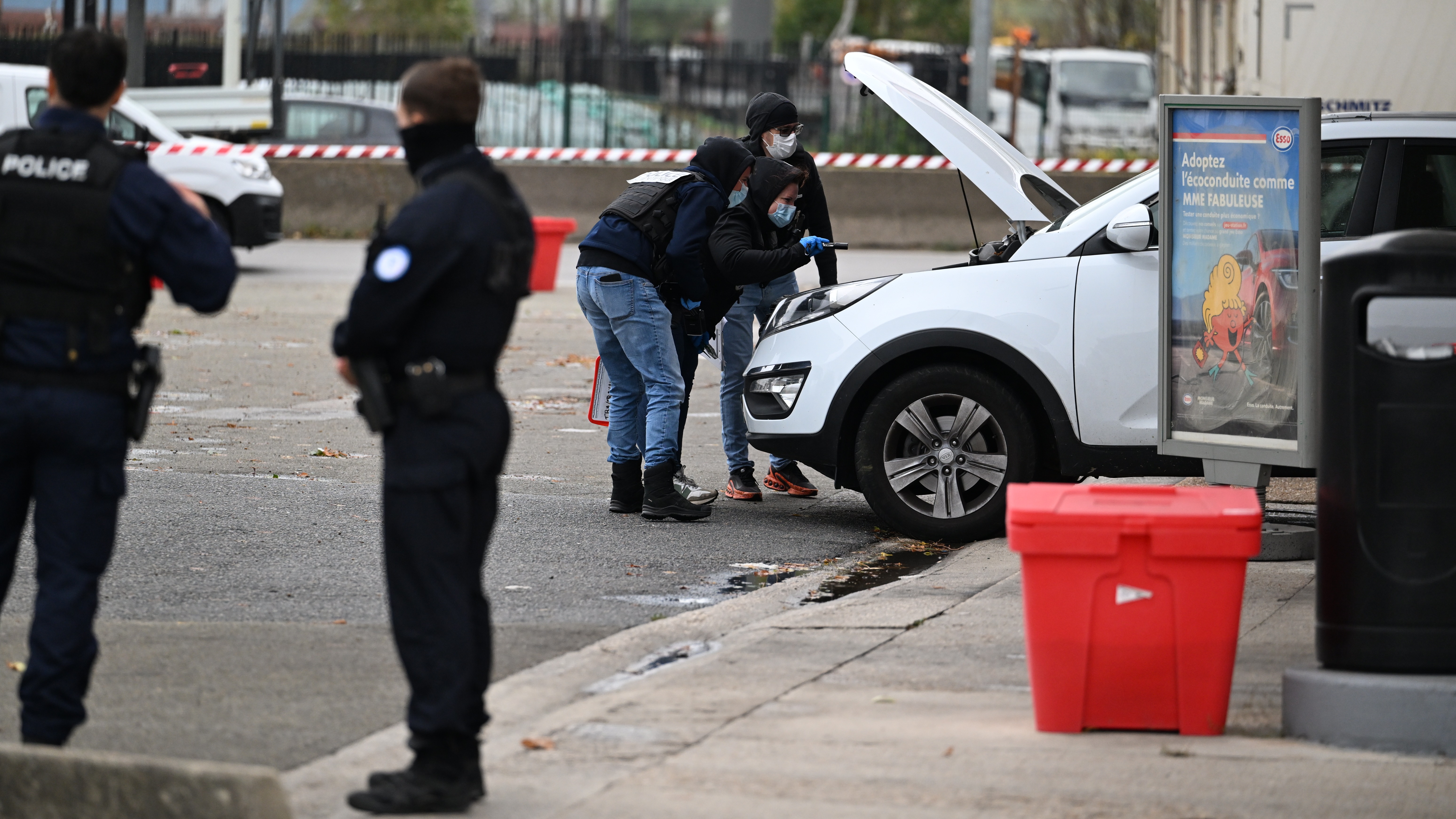 One dead and four injured in drive-by shooting in Paris | ITV News