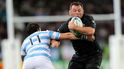 Steve Thompson plays rugby for England in 2011