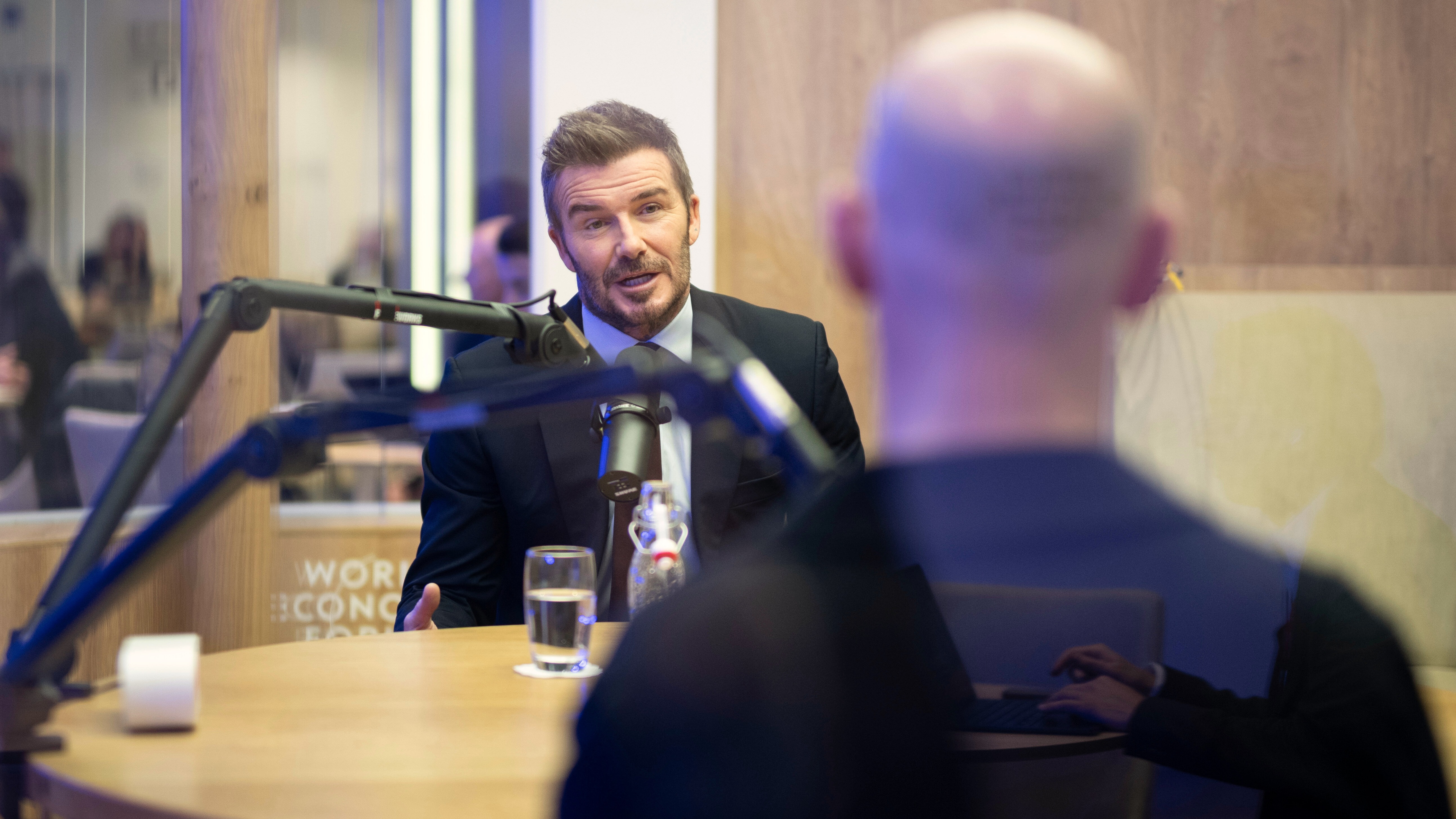 David Beckham wurde erstmals fotografiert, nachdem sein Sohn Brooklyn sich ...