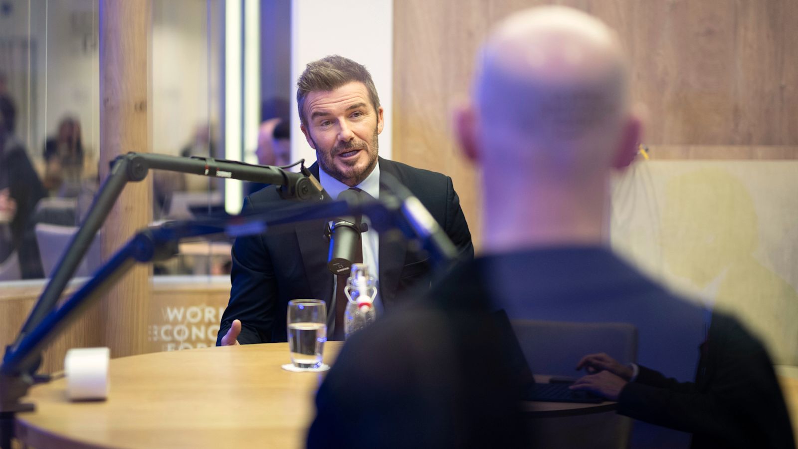 David Beckham wurde erstmals fotografiert, nachdem sein Sohn Brooklyn sich ...