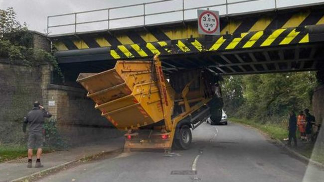 18-10-21- Skip lorry stuck under railway bridge in Cheltenham-BPM Media/Gloucestershire Live