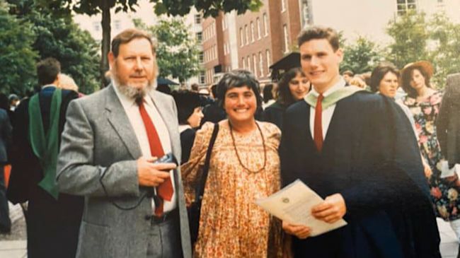 Starmer standing with his parents at his graduation.