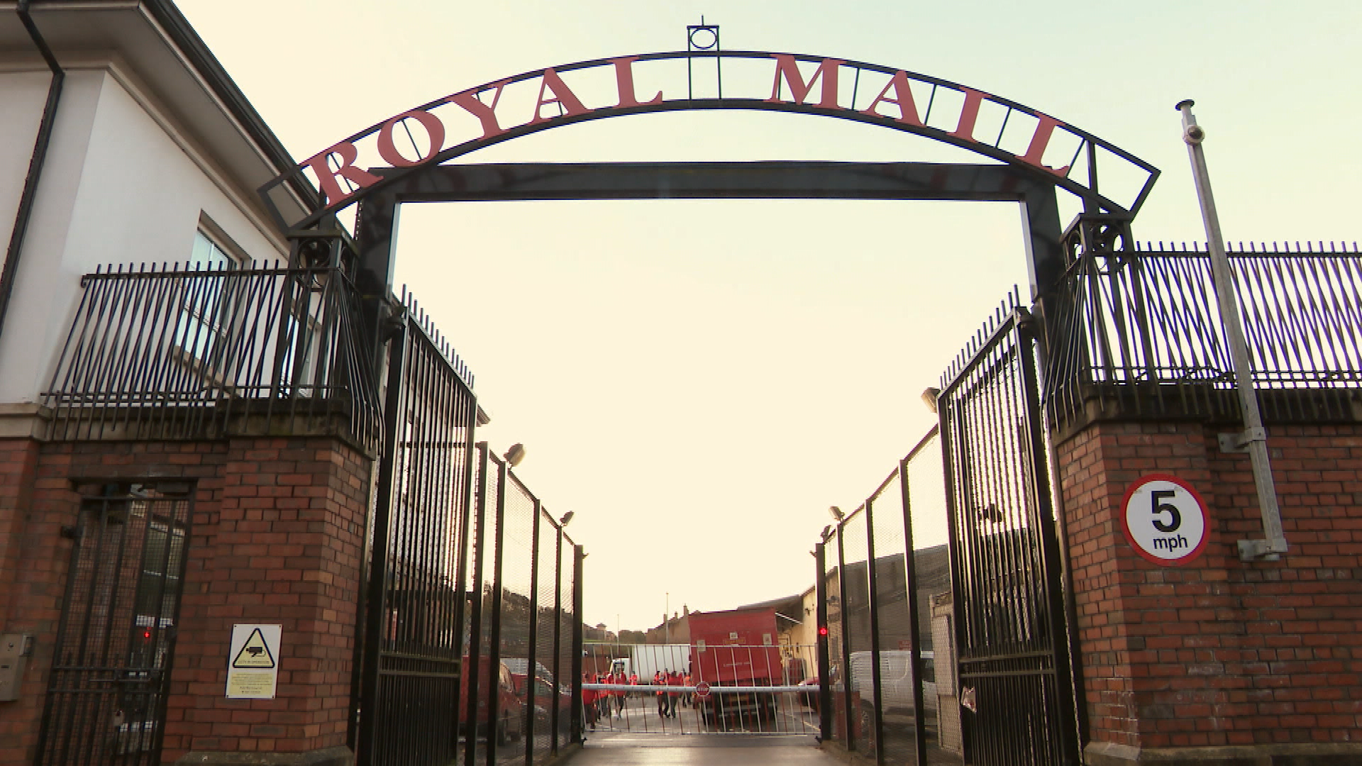 royal-mail-staff-in-derry-walk-out-over-covid-cases-utv-itv-news