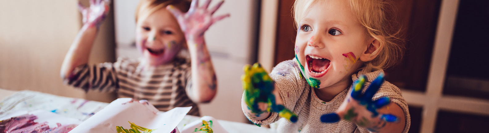 Preschoolers fingerpainting 