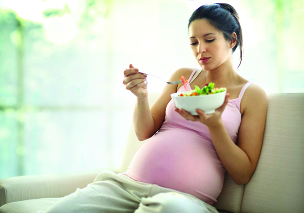 Pregnant-woman-eating