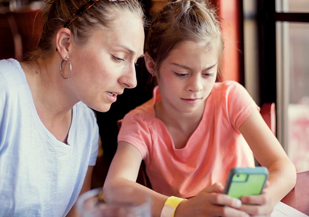 Mother-and-girl-with-smart-phone