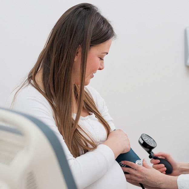 Pregnant-mother-with-blood-pressure-cuff