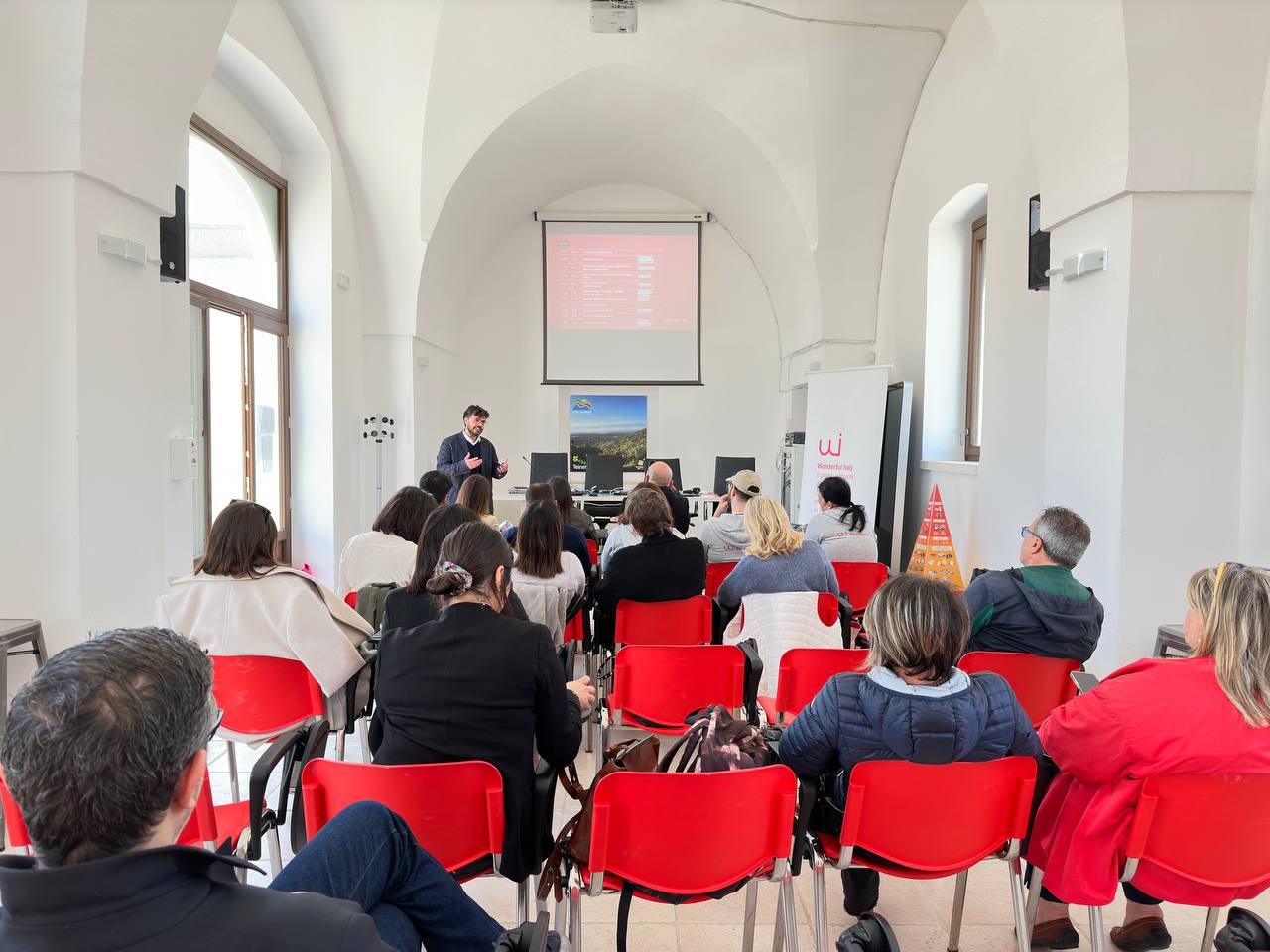 Gli ospiti partecipano a un evento di formazione a Ostuni promosso da Wonderful Italy