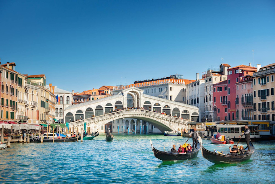Vista del Ponte di Rialto con gondole in primo piano