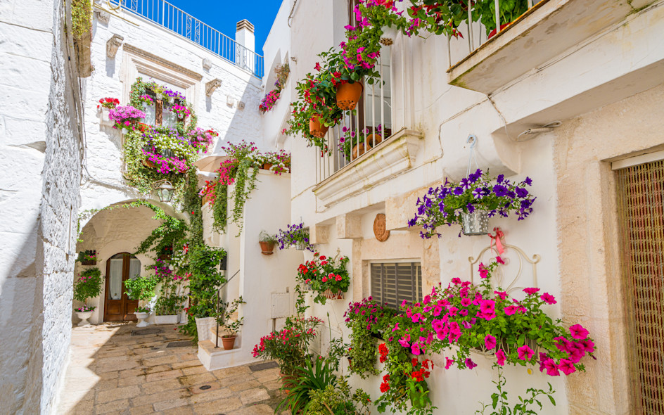 Scorcio di una piazzetta di Cisternino, Puglia