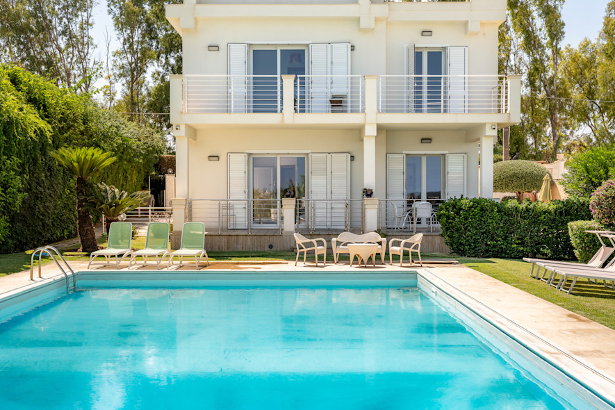 Gli esterni con piscina di una villa a Siracusa gestita da Wonderful Italy, circondata da un grande giardino privato