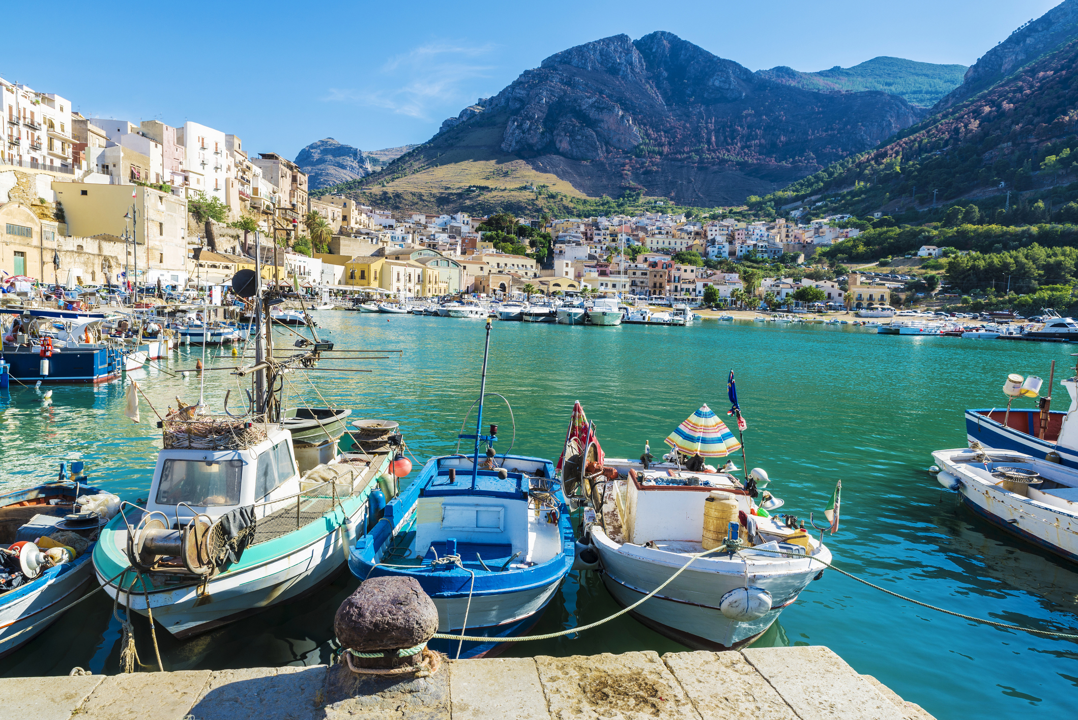 Alcune barche ormeggiate nel porticciolo di Castellammare del Golfo, Sicilia