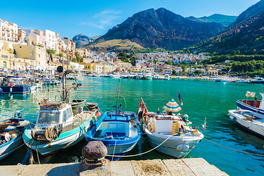 Alcune barche ormeggiate nel porticciolo di Castellammare del Golfo, Sicilia