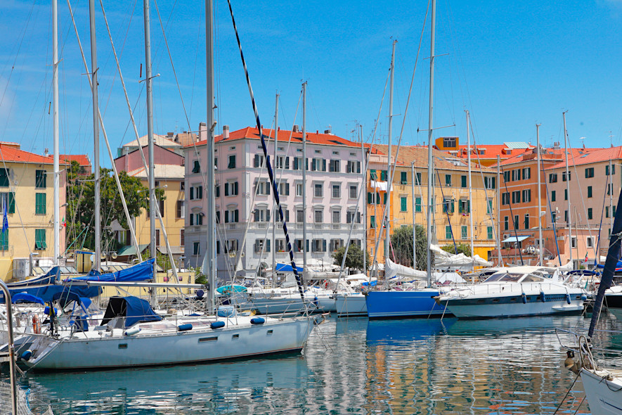 Primo piano di alcune barche ormeggiate nel porto di Savona