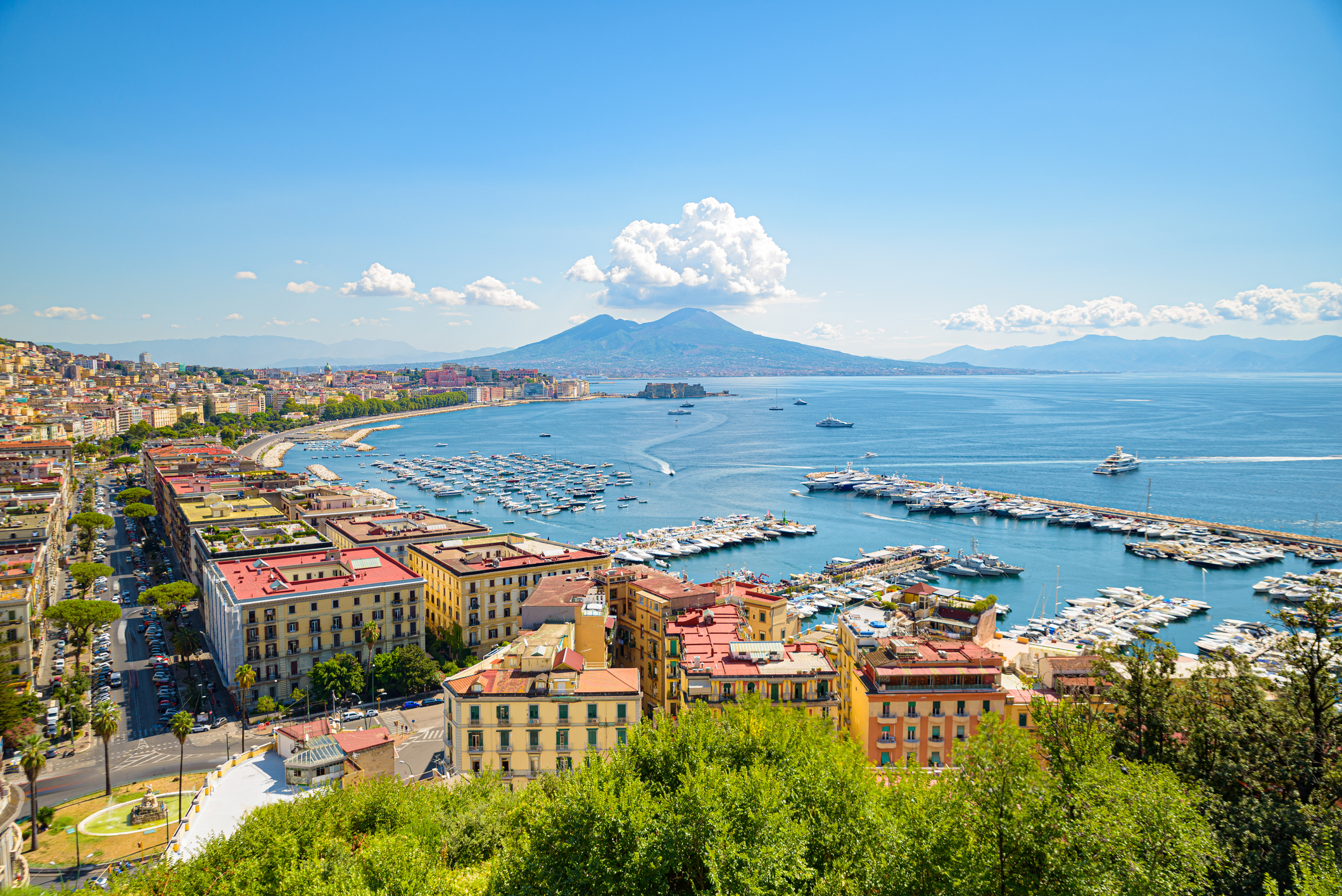 Vista panoramica della città di Napoli con il Vesuvio sullo sfondo