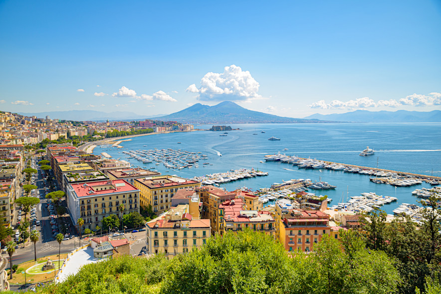 Vista panoramica della città di Napoli con il Vesuvio sullo sfondo