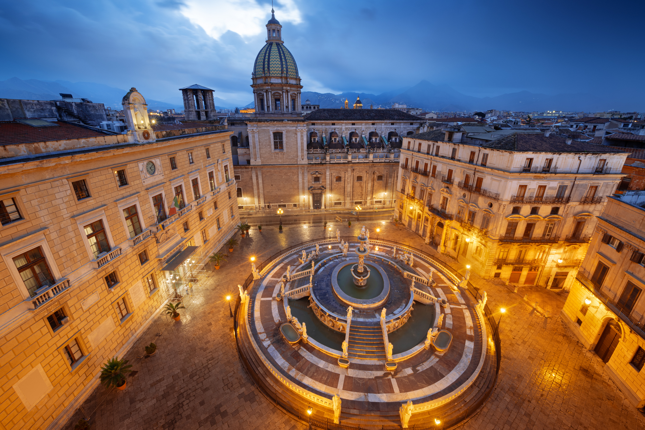 Vista aerea in notturna di una piazza della città di Palermo