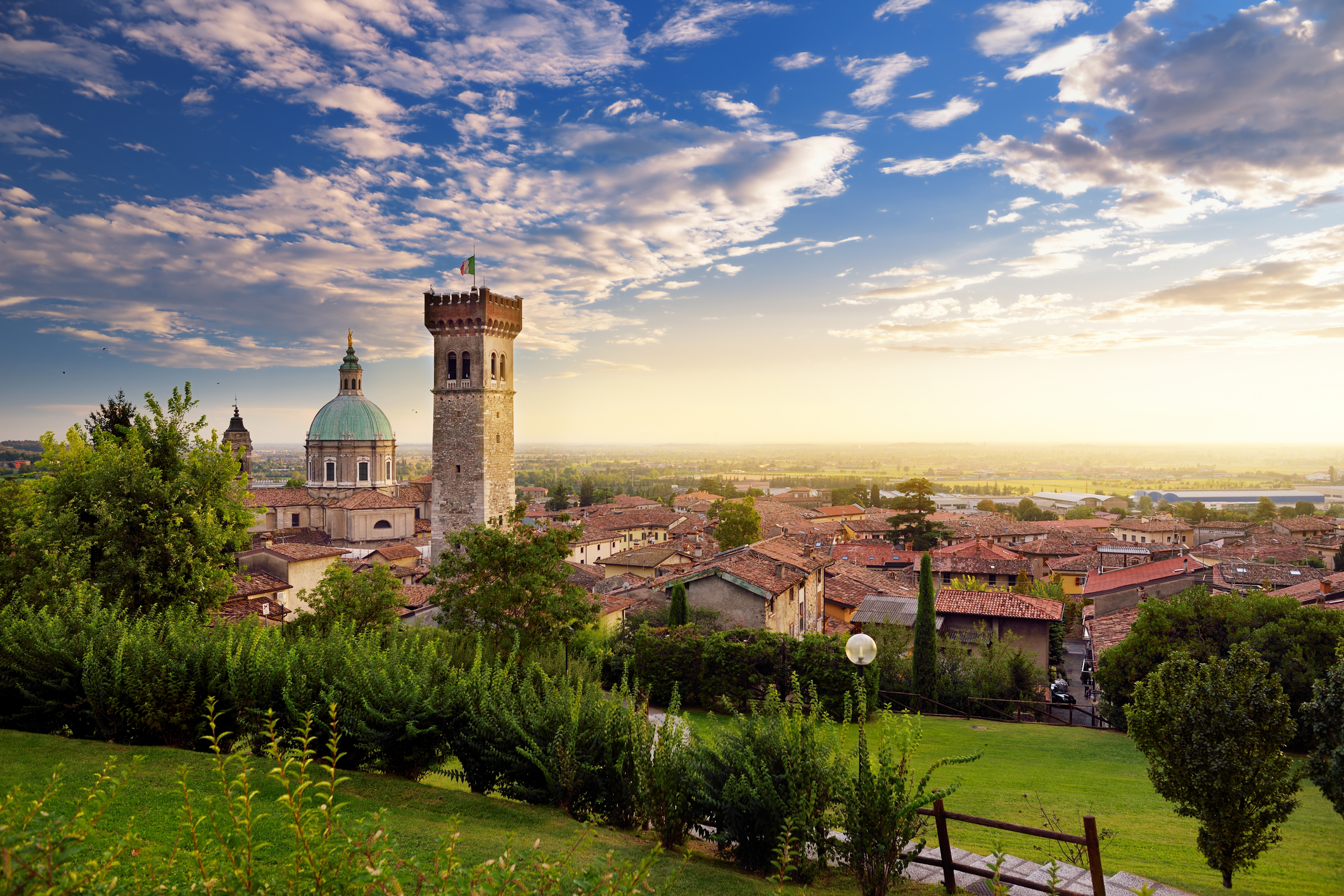 La Torre Civica di Lonato del Garda vista dalle campagne circostanti