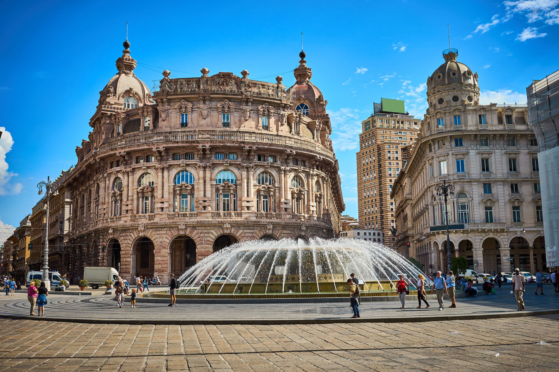 Piazza De Ferrari a Genova in un giorno di sole