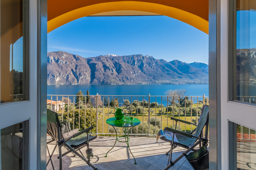 Vista del lago di Como da una terrazza di una casa gestita da Wonderful Italy