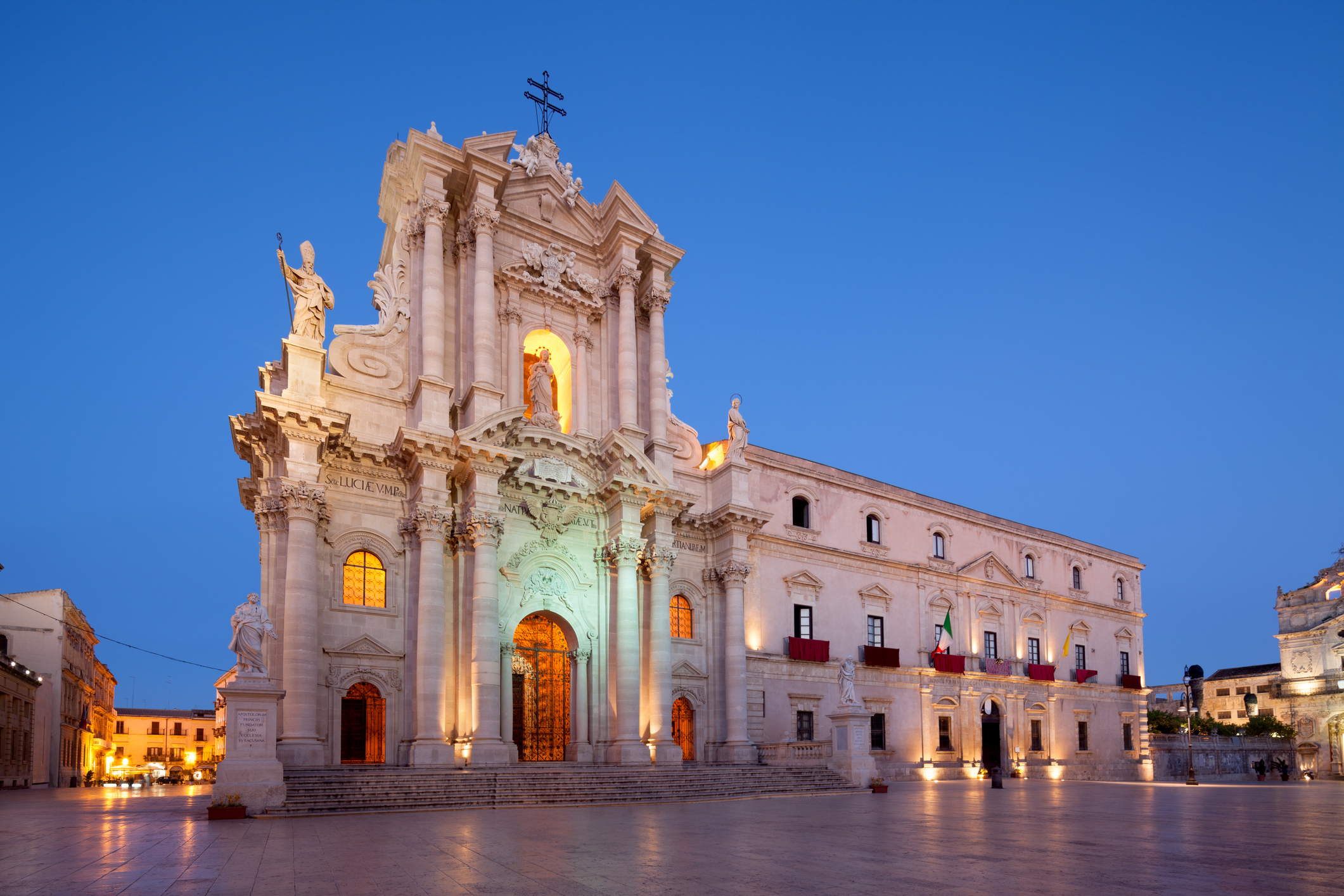 La Cattedrale Metropolitana della Natività di Maria Santissima a Siracusa, fotografata di sera 