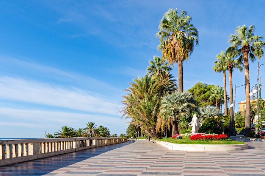 Una piazza di Sanremo con palme e aiuole