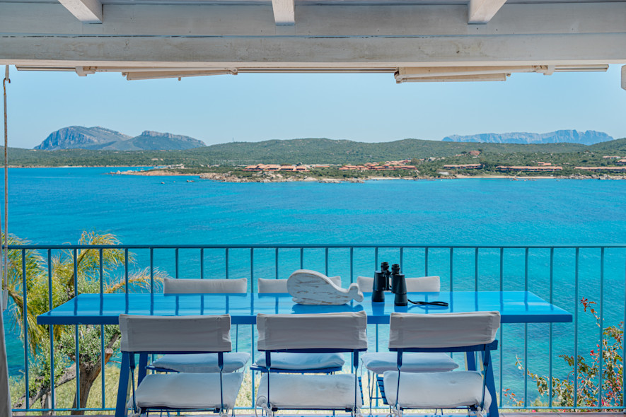 La vista sul mare da un terrazzo arredato di una casa in Sardegna gestita da Wonderful Italy