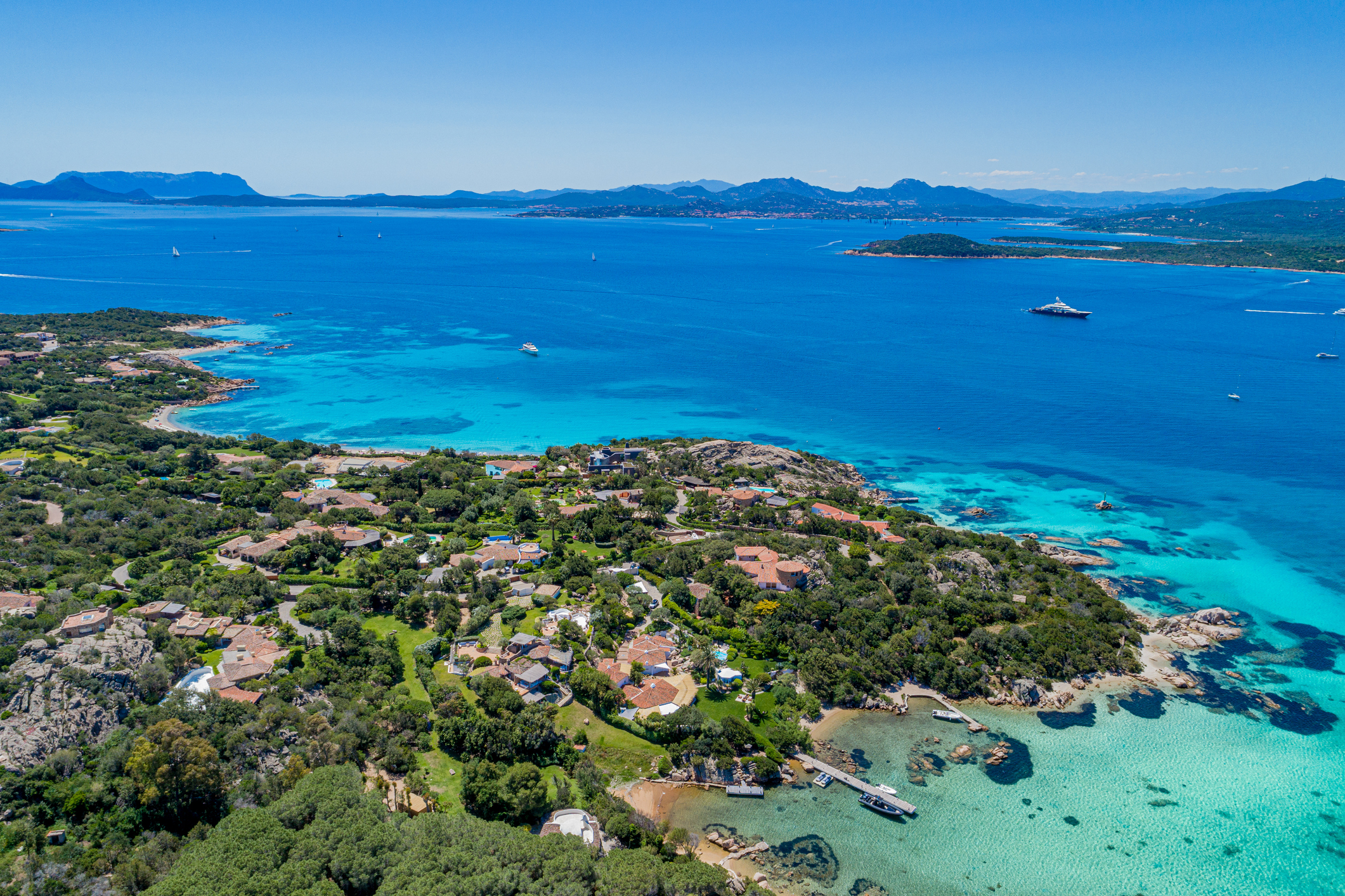 La vista di una baia a Porto Cervo