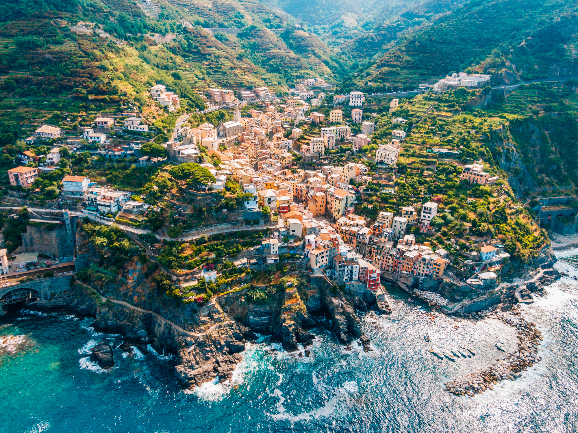 Un paese in Liguria che si affaccia sul mare in tempesta