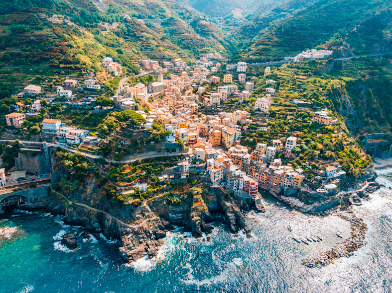 Un paese in Liguria che si affaccia sul mare in tempesta