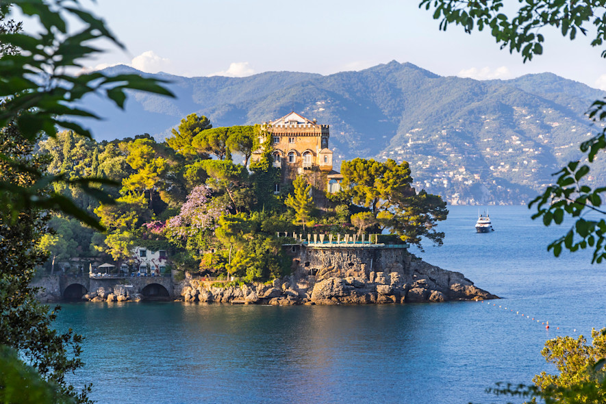 Uno scorcio di Santa Margherita Ligure vista dal mare che la circonda
