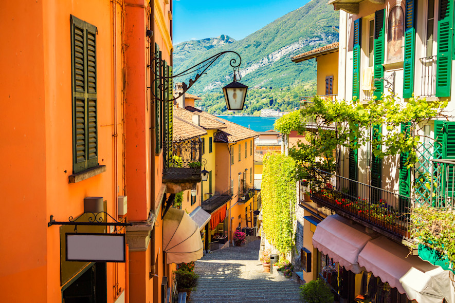 Scorcio di Bellagio con bar e vista sul Lago di Como