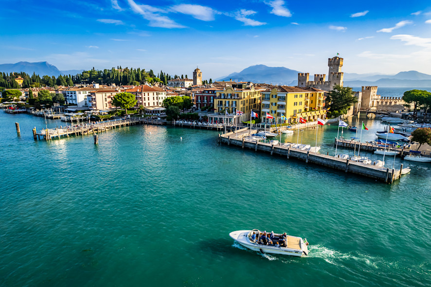 Il porto di Sirmione visto dall'alto con una barca che lo attraversa
