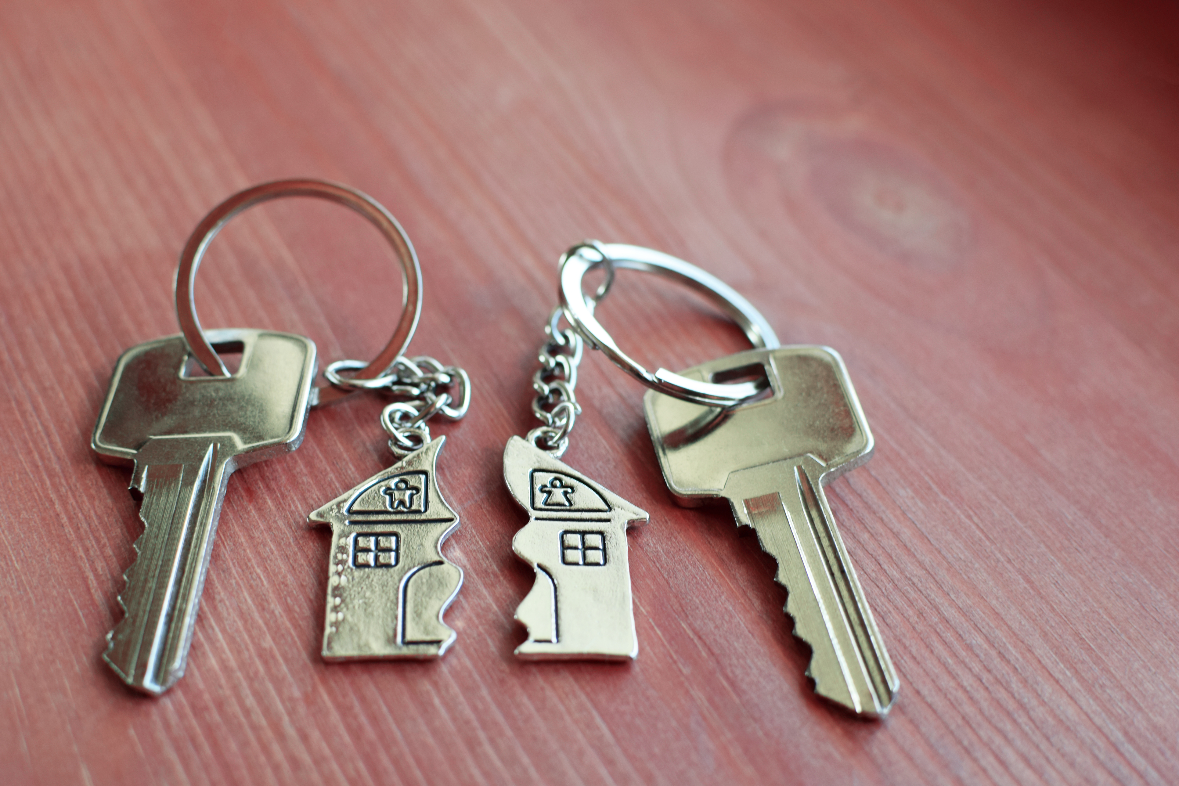 A house keychain split in two, signifying that the couple has separated