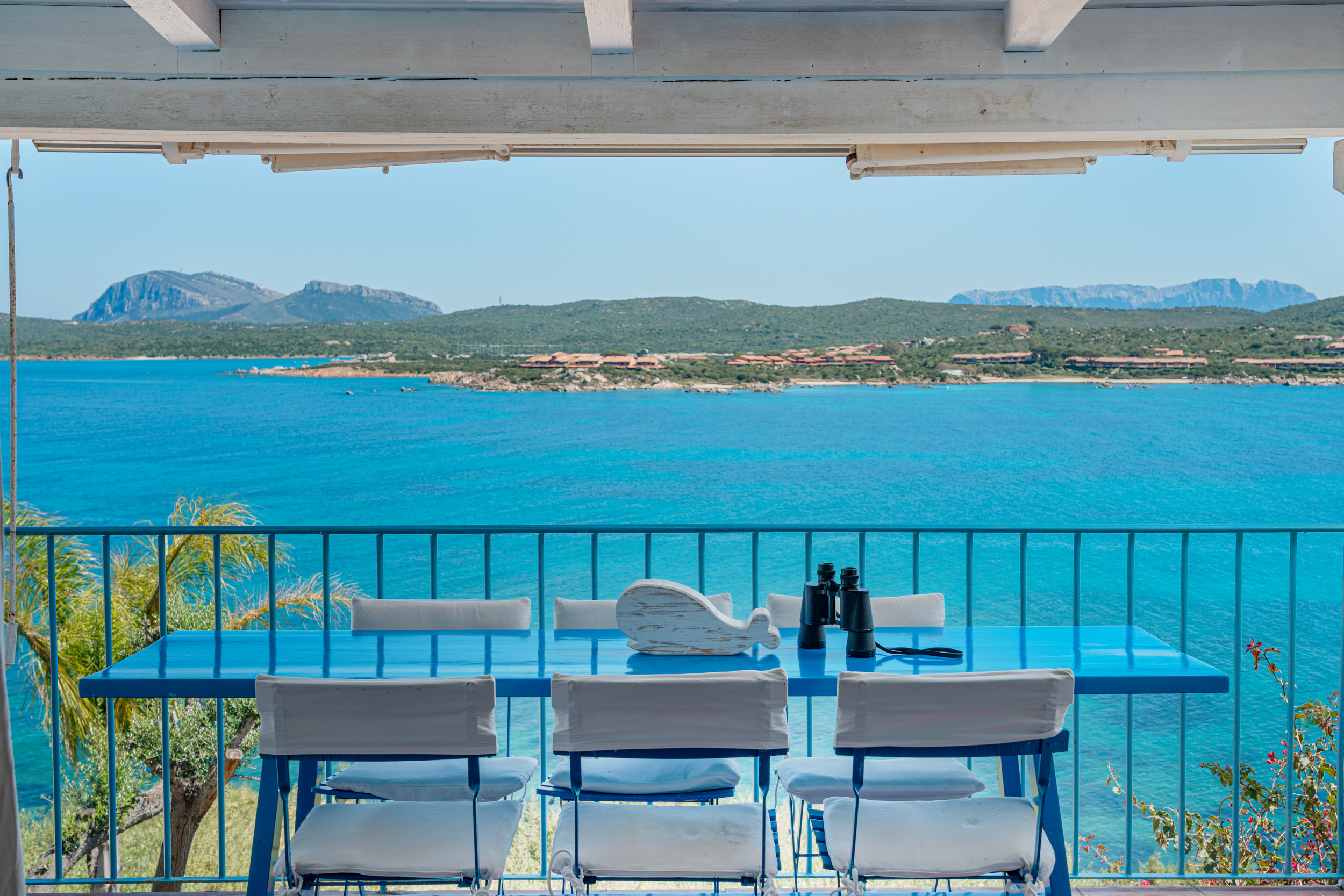 Terrazzo con vista mare di una casa in Sardegna