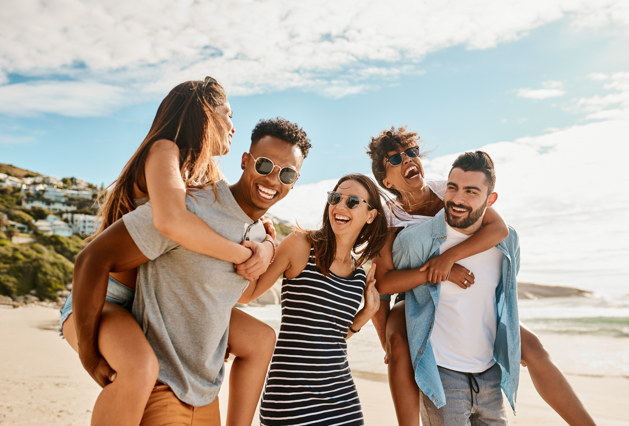 Un gruppo di amici si diverte in spiaggia