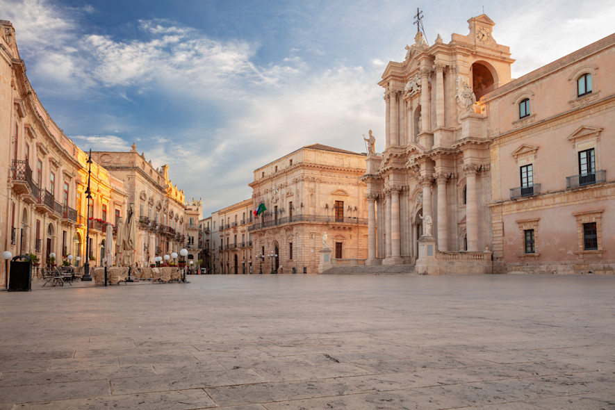 Piazza Duomo a Siracusa alle prime luci dell'alba