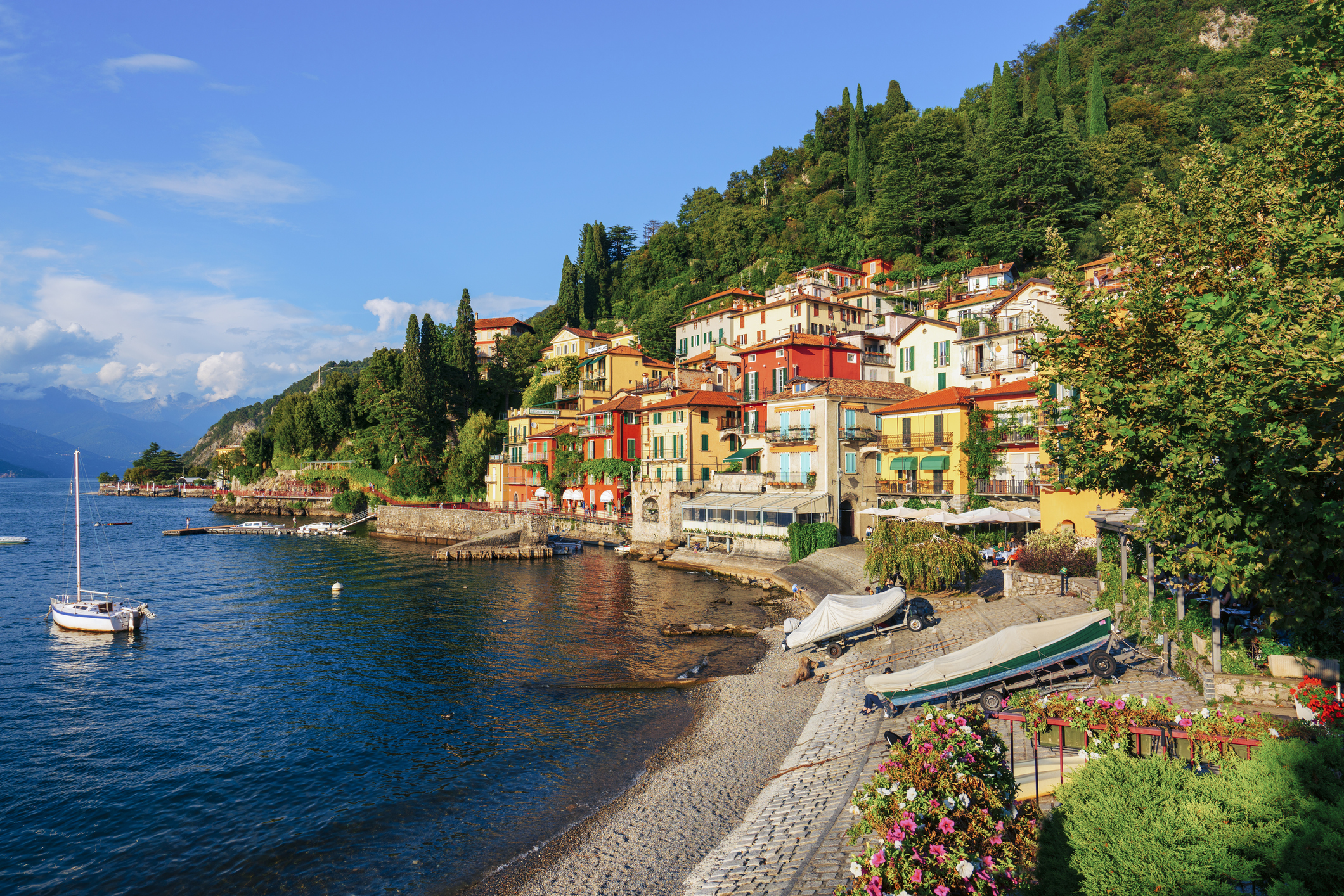 Una banchina che costeggia Varenna sul Lago di Como