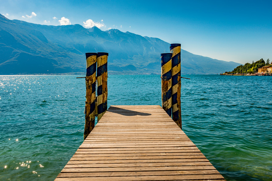 Banchina sul Lago di Garda con vista delle montagne circostanti