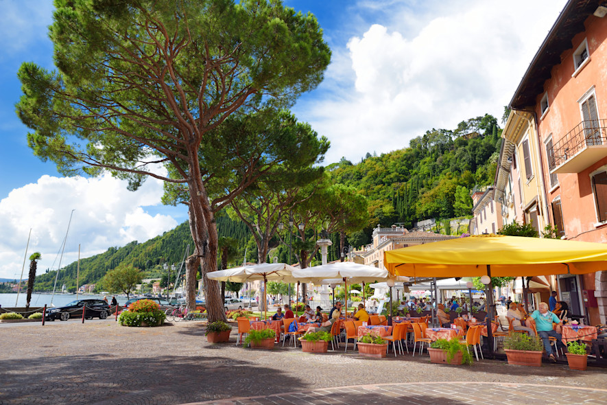 Glimpse of a lakeside bar in Toscolano-Maderno