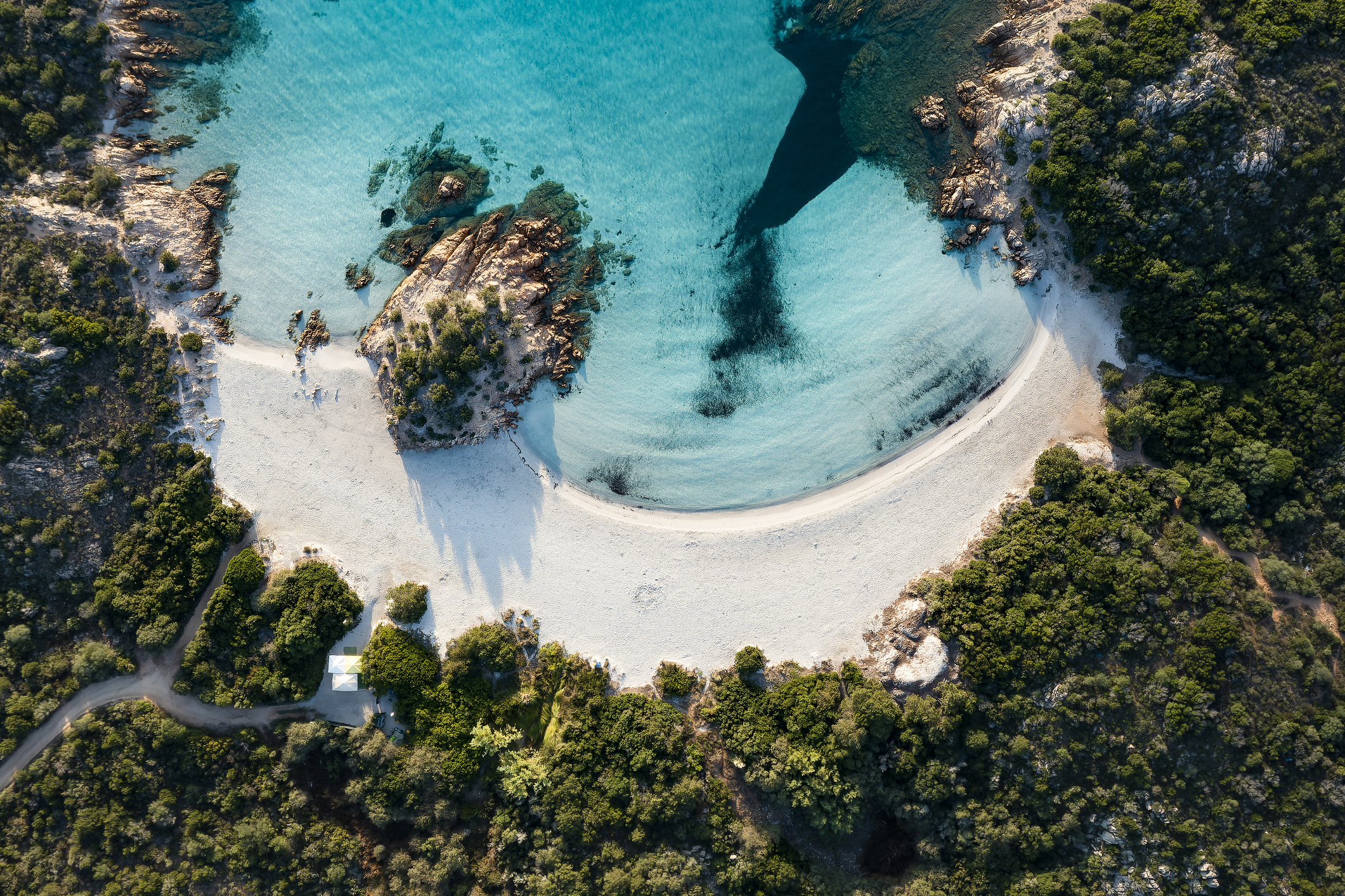 Una baia in Sardegna vista dall'alto