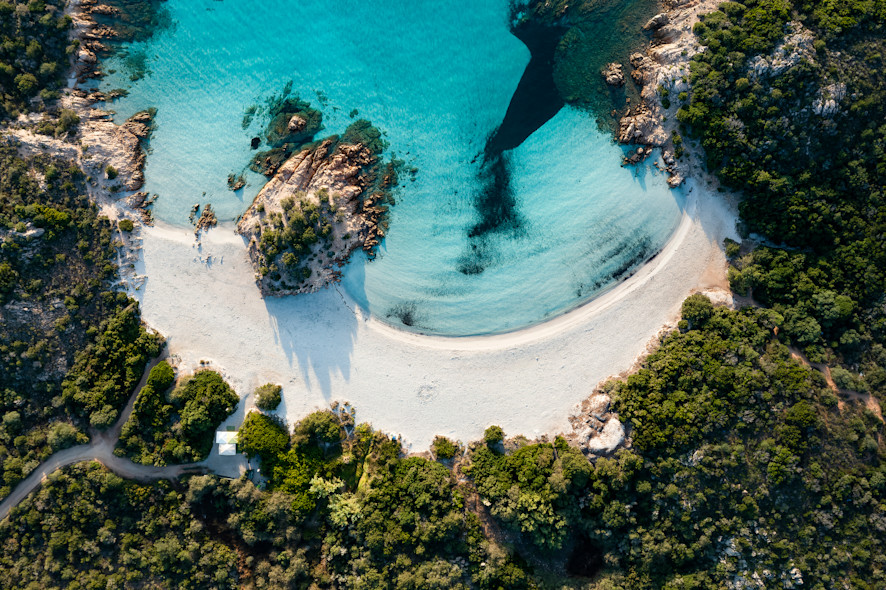 Una baia in Sardegna vista dall'alto