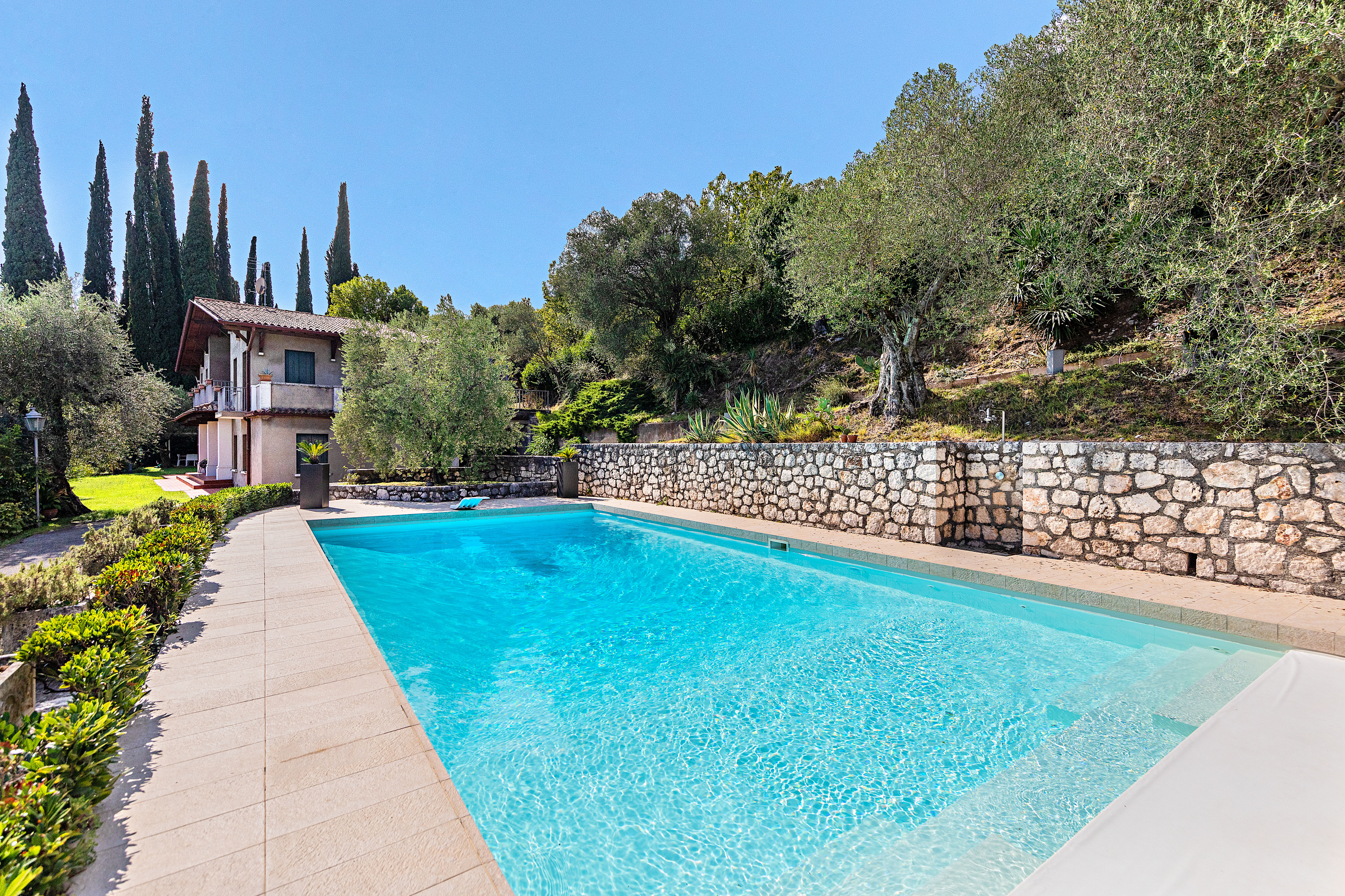 The private pool of a villa managed by Wonderful Italy on Lake Garda