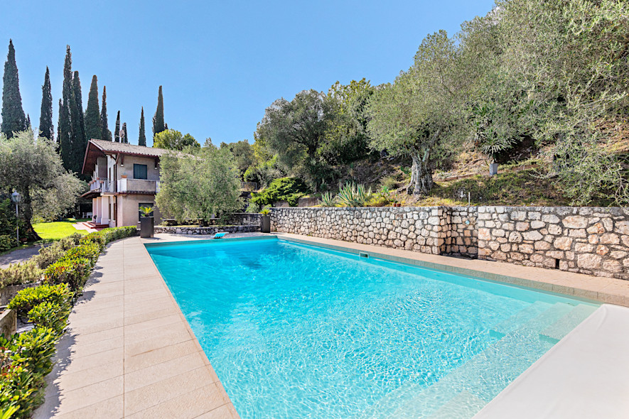 The private pool of a villa managed by Wonderful Italy on Lake Garda